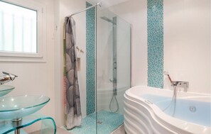 Shower - Lovely home in Saint-Maximin-la-Saint (Saint-Maximin-la-Saint)