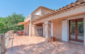 Terrace/patio - Lovely home in Saint-Maximin-la-Saint (Saint-Maximin-la-Saint)