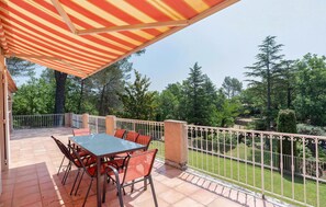 Outdoor dining - Lovely home in Saint-Maximin-la-Saint (Saint-Maximin-la-Saint)