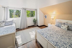 4 bedrooms, desk, WiFi