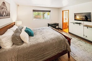 4 bedrooms, desk, WiFi