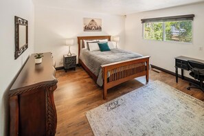 4 bedrooms, desk, WiFi - Located in Eagle Point Neighborhood! HOT TUB! Game Room! Waling Distance to Meadow Park and Lake! (Big Bear Lake)