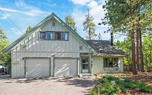 Exterior - Located in Eagle Point Neighborhood! HOT TUB! Game Room! Waling Distance to Meadow Park and Lake! (Big Bear Lake)