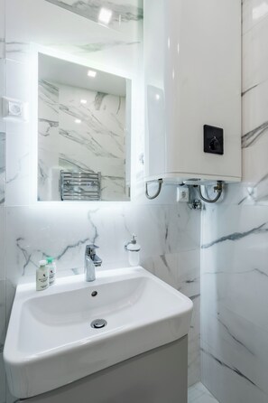 Douche, sèche-cheveux, serviettes fournies, savon