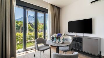 Studio | Blackout drapes, free cribs/infant beds, free WiFi, bed sheets