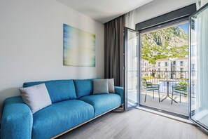 Apartemen, 1 kamar tidur, balkon, pemandangan kolam renang | Ruang keluarga | Smart TV 123-cm dengan saluran TV kabel