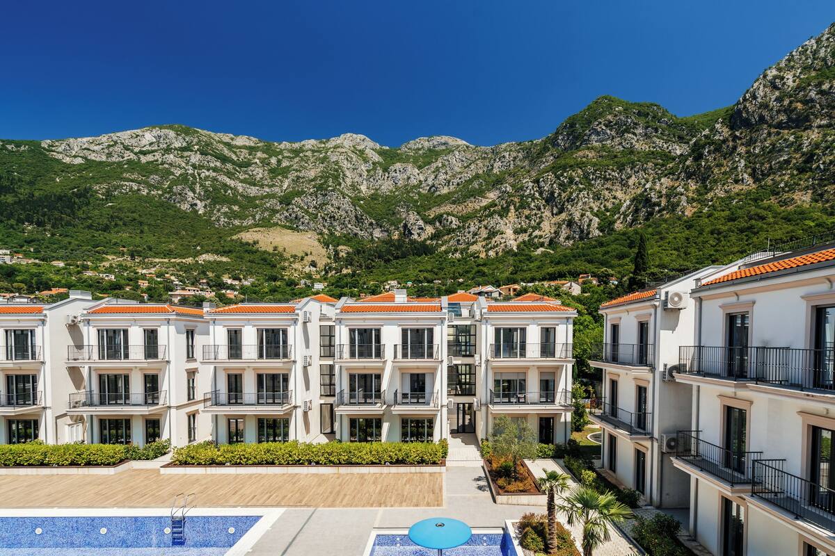 Un hôtel à plusieurs étages, doté de balcons et d’une piscine.
