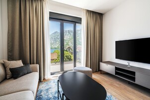 123-cm Smart TV with cable channels