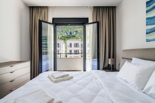 Cortinas blackout, wifi gratis y ropa de cama