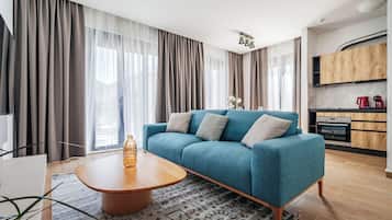 123-cm Smart TV with cable channels