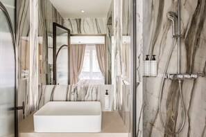 Appartement, vue ville | Salle de bain | Douche à « effet pluie », articles de toilette écologiques