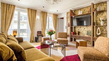 Apartamento, vistas a la ciudad | Zona de estar | Una oficina