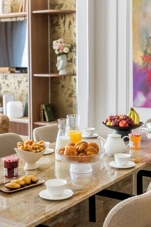 Desayuno con opciones de la cocina local todos los días (con cargo)