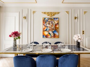 Appartement, vue sur la ville | Aire de séjour | Bureau