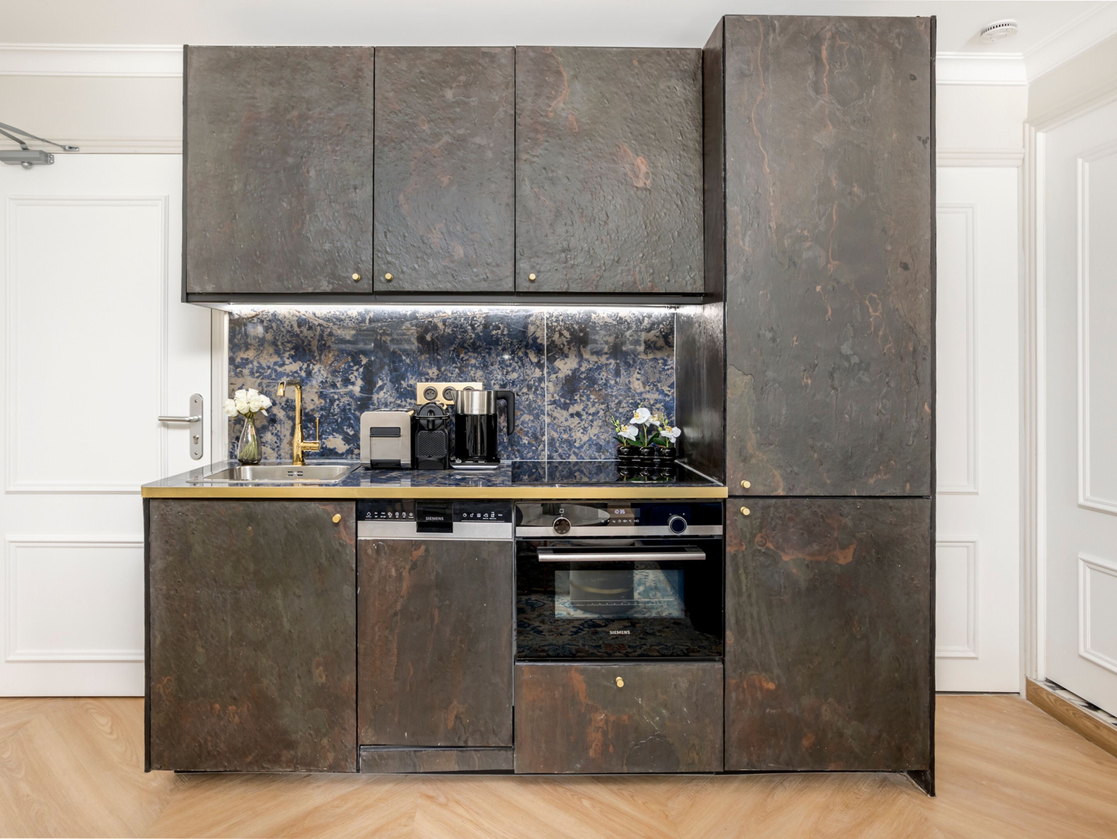 Apartamento, vista para a cidade | Cozinha privada | Geladeira, micro-ondas, fogão, cooktop