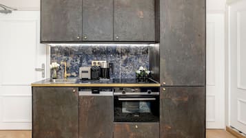 Apartamento, vista para a cidade | Cozinha privada | Geladeira, micro-ondas, fogão, cooktop