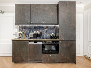 Appartement, vue sur la ville | Cuisine privée | Réfrigérateur, four à micro-ondes, un four, surface de cuisson