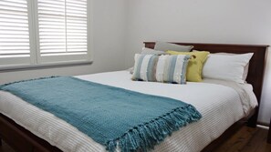 3 bedrooms, iron/ironing board, internet, bed sheets