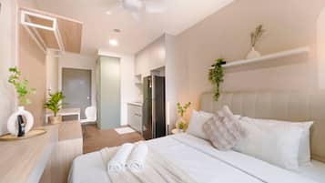 Deluxe studio, uitzicht op stad | Geluiddichte muren, een strijkplank/strijkijzer, gratis wifi