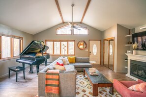 TV connectée, cheminée, espaces bureaux