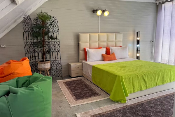 Loft design, vista para a piscina | Cortinas blackout, quartos à prova de som, ferros/tábuas de passar roupa
