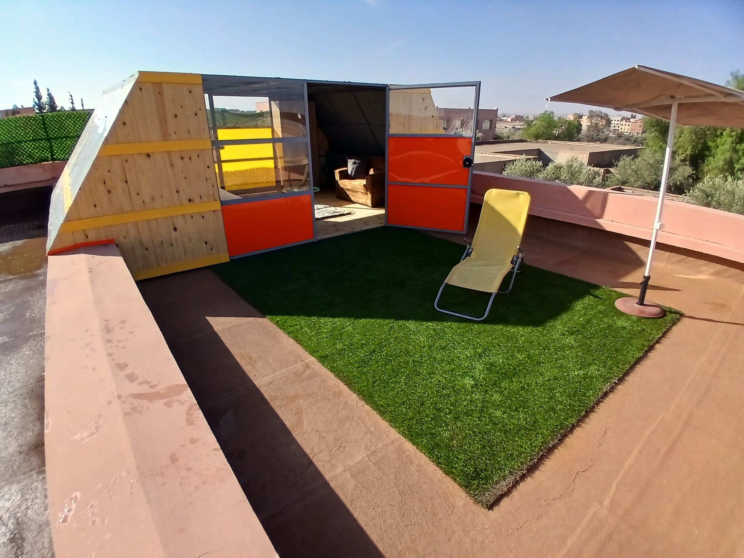 Rideaux occultants, chambres insonorisées, fer et planche à repasser