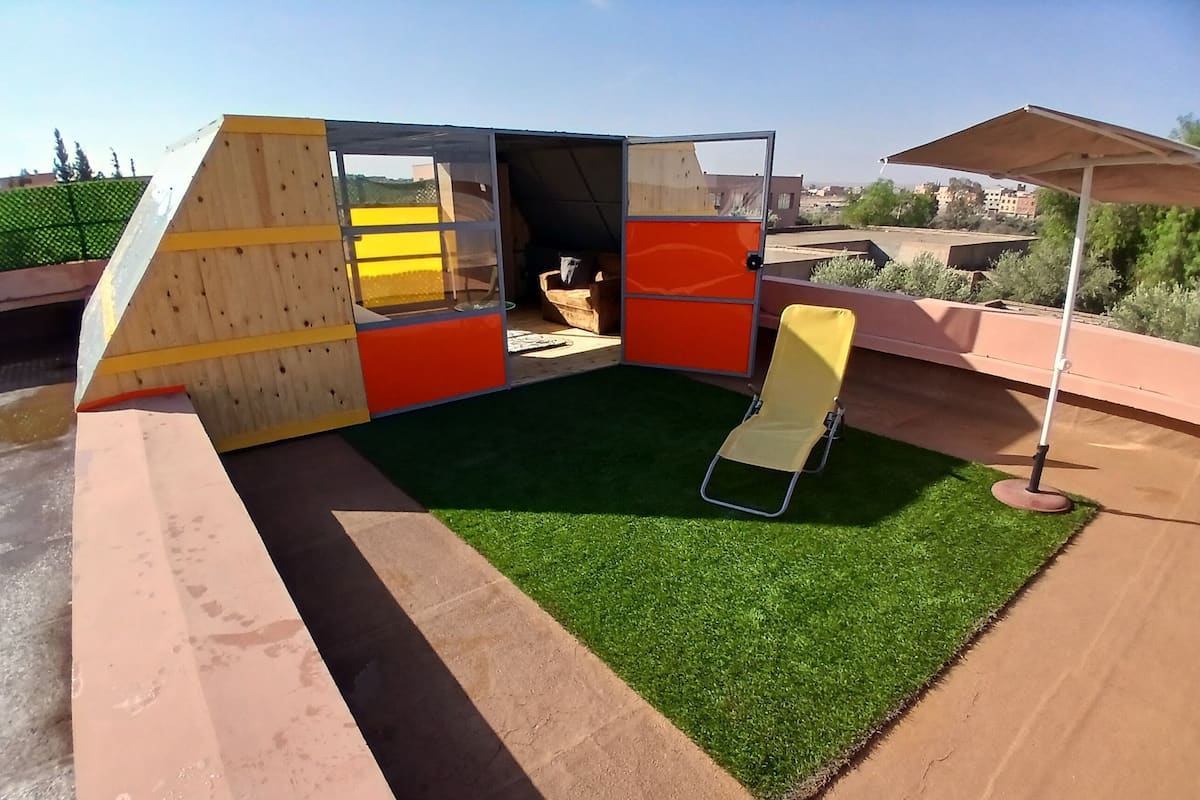 Cabane Confort | Rideaux occultants, chambres insonorisées, fer et planche à repasser