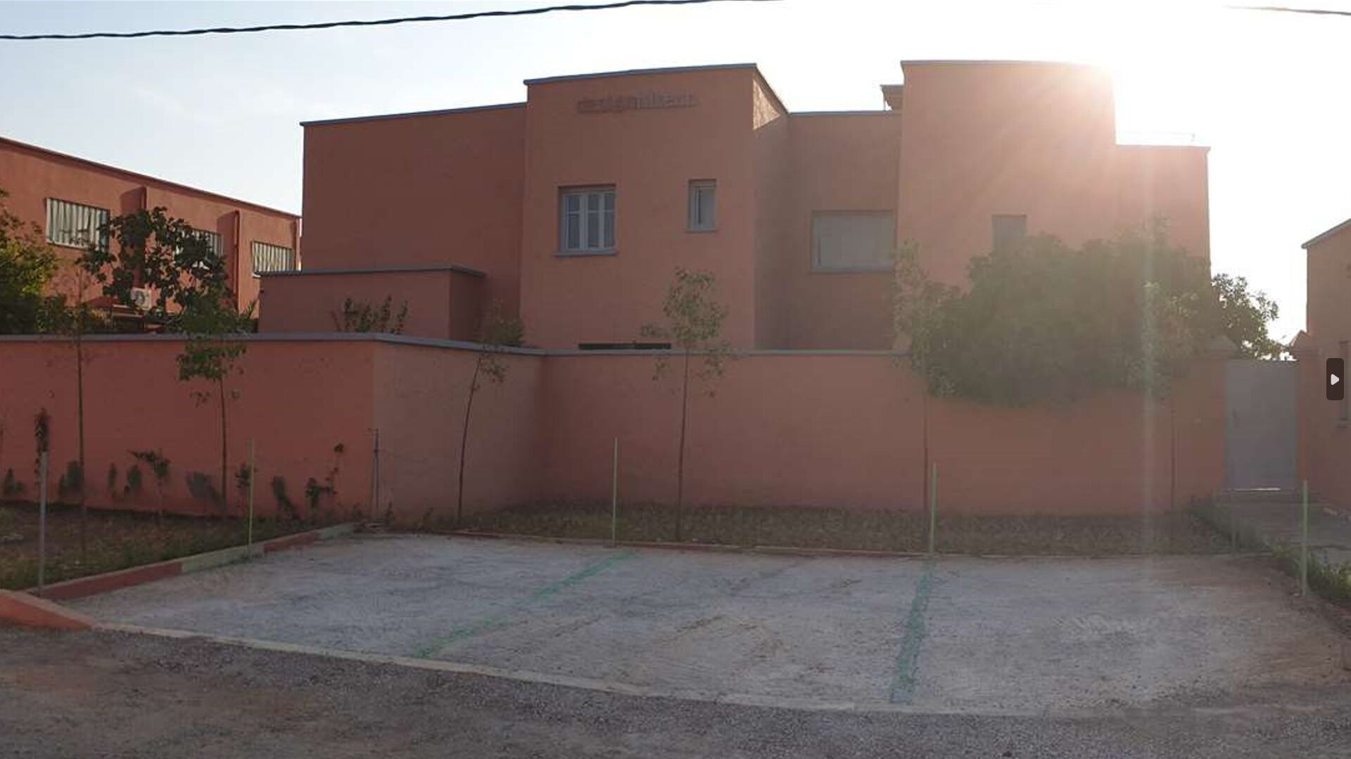 A building with a flat roof and a large open courtyard.