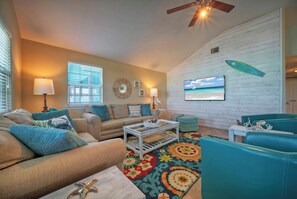 Smart TV - Sleeps 21, 2 Homes | 2 Private Pools, Fire Pit, Swing Bar | Walk to the Beach (Port Aransas)