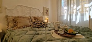 3 slaapkamers, een strijkplank/strijkijzer, reisbedje, gratis wifi