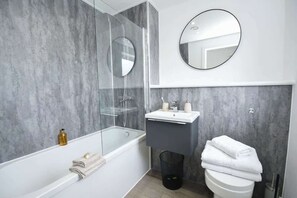 Shower, free toiletries, hair dryer, towels - Bright 1 Bed Apartment in Liverpool w Balcony (Liverpool)