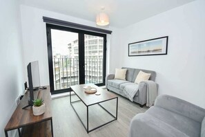 TV, offices - Bright 1 Bed Apartment in Liverpool w Balcony (Liverpool)