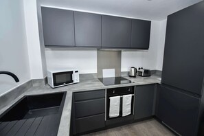 Kühlschrank, Mikrowelle, Ofen, Herdplatte