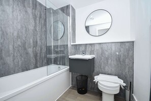 Dusche, kostenlose Toilettenartikel, Haartrockner, Handtücher