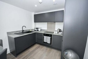 Fridge, microwave, oven, stovetop - Bright 1 Bed Apartment in Liverpool w Balcony (Liverpool)