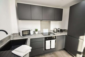 Fridge, microwave, oven, stovetop - Bright 1 Bed Apartment in Liverpool w Balcony (Liverpool)