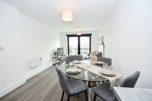 Dining - Bright 1 Bed Apartment in Liverpool w Balcony (Liverpool)