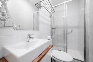 Sèche-cheveux, serviettes fournies, papier toilette