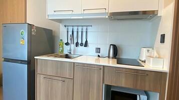 Apartamento exclusivo, balcón, vistas al jardín | Cocina privada | Hervidor eléctrico