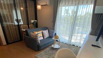 Apartamento exclusivo, balcón, vistas al jardín | Zona de estar | Televisión de pantalla plana de 32 pulgadas con canales por cable