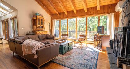 Phoenicia Retreat: Massive Private Entertaining Home with Fireplace & Pond