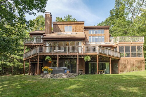 Phoenicia Retreat: Massive Private Entertaining Home with Fireplace & Pond