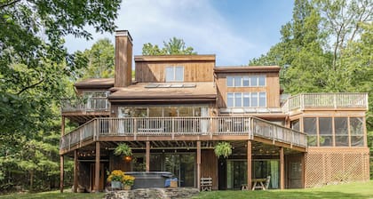 Phoenicia Retreat: Massive Private Entertaining Home with Fireplace & Pond