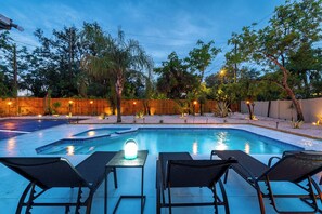 Utomhuspool och uppvärmd pool