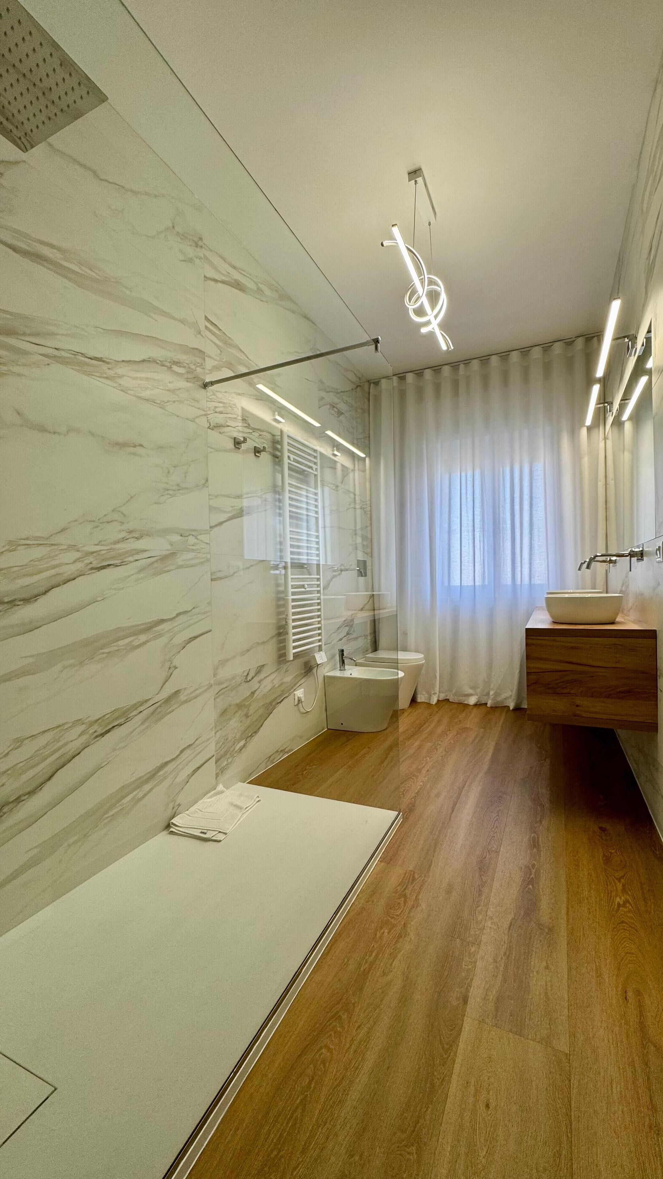 Hiustenkuivaaja, pyyhkeet, saippua, vessapaperi