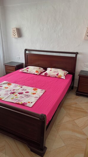 3 slaapkamers, een strijkplank/strijkijzer, gratis wifi, beddengoed