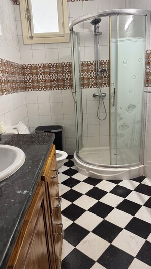 Een douche, een haardroger, handdoeken, zeep