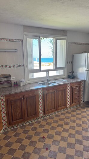 Fridge, oven, stovetop, coffee/tea maker