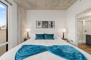 3 quartos, ferros/tábuas de passar roupa, berço de viagem
