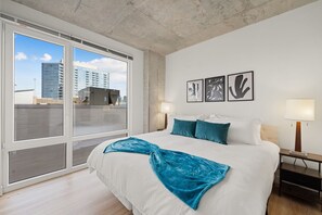 3 habitaciones, tabla de planchar con plancha y cuna de viaje 